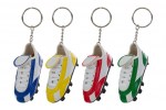Bomboniera Portachiavi Scarpetta da Calcio 58242 – Idea Regalo per Comunione, Cresima e Compleanni Sportivi Set di 4 portachiavi a forma di scarpette da calcio assortiti nei colori blu, giallo, rosso e verde per bomboniere sportive.