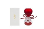 Clessidra in Vetro Rosso Satinato per Laurea e 18esimi con Astuccio Regalo – Bomboniera Elegante Clessidra in vetro rosso satinato con fiocco decorativo e cartellino celebrativo su sfondo bianco, ideale per bomboniera laurea con astuccio
