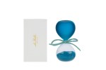 Clessidra in vetro con parte superiore celeste satinato e base trasparente contenente sabbia azzurra, decorata con un fiocchetto sottile con astuccio