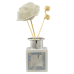 Bomboniera Matrimonio e Comunione Profumatore Mare 624164 Profumatore per ambienti bomboniera a tema mare con base quadrata decorata, collare cromato e bacchette diffusore sormontate da una rosa in ceramica bianca artigianale.