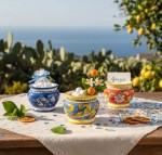 Tris Vasi Tondi in Ceramica Decorata Set di tre vasi tondi in ceramica con decorazioni assortite in blu, giallo e rosso, linea Flower per bomboniere.