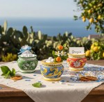 Set di tre vasi tondi in ceramica decorata in stile siciliano con motivi floreali e ruota del carretto, ideali come bomboniere per eventi.