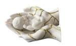 Bomboniera Coppia Mani Kintsugi con Neonato Linea Mundus - Ideale per Battesimo Scultura bomboniera Linea Mundus raffigurante due mani bianche con crepe dorate stile Kintsugi che cullano un neonato, ideale per regali da battesimo