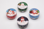 Bomboniera Natalizia Candela in Latta A4140 Set di candele natalizie in scatoline di latta tonda da 6 cm con illustrazioni festive di Babbo Natale, pupazzo di neve e renna su sfondi colorati.