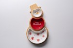 A4267 - SET APERITIVO OMINO NEVE 15X28 Piatto da portata o vassoio natalizio a tre livelli, a forma di pupazzo di neve, poggiato su una base di legno. La testa del pupazzo di neve è una ciotola bianca con il viso sorridente disegnato. Il corpo centrale è una ciotola rossa con la scritta 'MERR