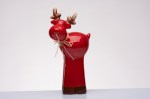 A4382 - RENNA RUDOLPH H14 Renna Rudolph in ceramica A4382 h.14 cm per bomboniere Natale 2025, design elegante e festivo per eventi natalizi, da Bomboniere & Company S.r.l Siracusa.