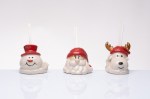 A4387 PROFUMATORI 3 ASSORTITI PUPAZZO DI NEVE, BABBO NATALE, RENNA BIANCO/ROSSO Profumatori 3 assortiti A4387 in ceramica bianco/rosso (5,50 €) per bomboniere Natale 2025, design festivo con Pupazzo di Neve, Babbo Natale, Renna, da Bomboniere & Company S.r.l Siracusa.