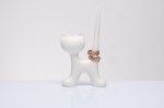 Bomboniera Portanelli Gatto Bianco 13cm - Idea Regalo Elegante Un elegante portanelli a forma di gatto bianco, alto 13 cm, con anelli sul braccio, posizionato su un tavolo.