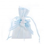 Sacchetto Nascita Bimbo con Gessetto ACL157/B Sacchetto portaconfetti celeste in organza impreziosito da un gessetto decorativo a forma di unicorno per battesimo bimbo.