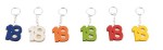 Portachiavi Diciottesimo Compleanno AXS118 Serie di sei portachiavi con il numero 18 sagomato disposti in fila verticale nei colori blu, bianco, rosso, verde, bordeaux e giallo, dotati di catenella e anello metallico su sfondo chiaro.