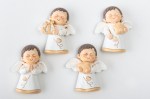 Bomboniera Angelo Calamita Assortiti – Pensiero Dolce per Prima Comunione e Cresima quattro bomboniere angeli calamita in resina bianca e marrone con decori a cuore, raffigurati in diverse pose simboliche per Prima Comunione e Cresima