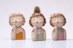 Bomboniera Portapiante Ragazza Sognante per Comunione e Battesimo Bimba Set di tre bomboniere porta piantine a forma di volto di ragazza in tre colori pastello, ideali per piante grasse e decorazioni per cerimonie.