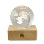 Bomboniera Lampada LED Orsetto e Palloncini in Cristallo e Legno Lampada bomboniera con base quadrata in legno e vetro circolare decorato con orsetto tra le stelle, ideale per battesimo e nascita.