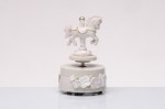 Bomboniera Carillon Cavallino Rosa e Beige – Idea Regalo per Battesimo e Nascita Carillon bomboniera con cavallino in tonalità rosa e beige su base decorata, ideale per nascite e battesimi di bambini