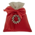 Sacchetto Laurea Rosso in Juta e Lino con Corona d'Alloro Sacchetto bomboniera per laurea in tessuto di juta rosso, con inserto superiore in lino naturale e ciondolo metallico tridimensionale a forma di corona d'alloro con finitura argento antico