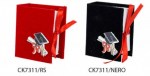 Scatolina Libro Laurea Portaconfetti con Tocco, Pergamena e Fiocco Rosso CK7311 Due scatoline portaconfetti rigide a forma di libro per laurea, una di colore rosso scuro e una di colore nero, entrambe chiuse da un nastro di raso rosso e decorate con un'applicazione in rilievo raffigurante un tocco accademico e una pergamena.