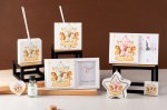 Bomboniere Linea Iride Carillon – Portafoto, Orologio e Profumatore Collezione bomboniere Linea Iride con profumatore, orologio e portafoto a tema carillon e cavalli