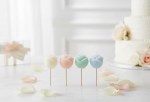 Bomboniera Candela a Fiore su Stelo in Bamboo – Elegante Pensiero per Matrimonio, Comunione, Battesimo e 18esimi Set di 4 candele a forma di bocciolo di fiore nei colori pastello bianco, rosa, tiffany e celeste, montate su sottili steli di bamboo lunghi 10 cm.