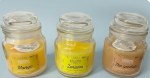 Set di tre candele profumate in vetro con tappo, colori arancione, giallo e beige, fragranze mango, zenzero e tè speziato, ideali come bomboniere g3773