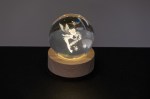 Bomboniera Lampada Fatina con Sfera in Vetro e LED – Idea Magica H3166 Bomboniera Lampada a sfera in vetro da 6cm con incisione interna a forma di fatina e base in legno circolare