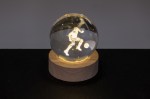 Bomboniera Lampada LED Calciatore in Cristallo 3D e Legno H3167 Lampada a sfera in vetro da 6cm con incisione laser di un calciatore e base in legno luminosa, ideale come bomboniera per comunione e compleanni
