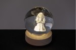 Bomboniera Comunione Bimba: Sfera Cristallo LED 3D in Legno (6cm) Sfera di cristallo trasparente da 6cm con incisione interna 3D di una bambina che prega, illuminata da una base circolare in legno con luce LED.