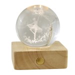Bomboniera Lampada LED Ballerina in Cristallo 3D e Legno Lampada a sfera in cristallo con incisione 3D di una ballerina classica in tutù, montata su una base quadrata in legno con luce LED.