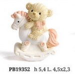 19352 - Orsetta con Cavallo a Dondolo Rosa in Resina 5.4 cm per Bomboniere Nascita Femminile, Battesimo, Compleanni e Regali Teneri Orsetta con cavallo a dondolo rosa in resina 5.4 cm per bomboniere nascita femminile e battesimo 19352
