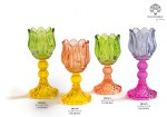 Portacandela a Tulipano in Vetro Bicolore - Bomboniera Elegante per Matrimonio, Comunione e Cresima Quattro portacandele a forma di tulipano in vetro bicolore nei colori giallo, arancione, verde e fucsia con stelo lavorato, collezione Mandorle by Paben. 21670-21671-21672-21673