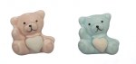 Orsetto in Ceramica con Cuore PB138 Coppia di bomboniere per battesimo a forma di orsetto in ceramica lucida, uno in colore rosa pastello e uno celeste polvere, entrambi con un cuore bianco sul petto, ideali per nascita.