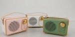 L'Emozione del Suono: Bomboniera Radio Bluetooth Retro Design – Novità 2026 Tre radio bluetooth in stile vintage colori pastello per bomboniera comunione e matrimonio.