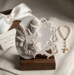 Bomboniera Comunione Calice e Ostia Moderna - h 8cm - New Icona Icona traforata bianca per Prima Comunione con simboli eucaristici calice e uva.