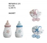 Magneti Soggetti Nascita Assortiti RB768 Quattro magneti per nascita e battesimo in resina assortiti: due a forma di biberon e due a forma di carrozzina, decorati con dettagli in rilievo rosa e azzurro pastello su sfondo bianco