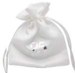 ACL347/S - SACC.25°SILVER 9*12 Sacchetto elegante argento silver per confetti dimensioni 9x12 cm, codice ACL347/S. Ideale come bomboniera per 25° anniversario nozze d'argento, con tessuto luminoso e sofisticato per eventi speciali.