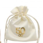ACL347/O - SACC.50°GOLD 9*12 Sacchetto elegante oro gold per confetti dimensioni 9x12 cm, codice ACL347/O. Ideale come bomboniera per 50° anniversario nozze d'oro, con tessuto luminoso e raffinato per eventi speciali.