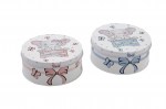 Scatola in Latta Elefantino Celeste e Rosa - Bomboniera per Nascita e Battesimo Coppia di scatole rotonde in latta per bomboniera, una versione celeste e una rosa, decorate con un tenero elefantino e fiocchi per nascita e battesimo.
